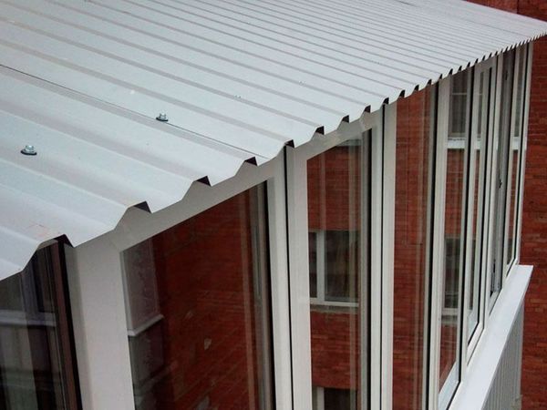 Остекление балкона с крышей и внешней отделкой