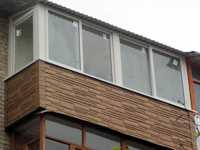Ремонт балкона с установкой крыши, отделкой парапета и установкой окон