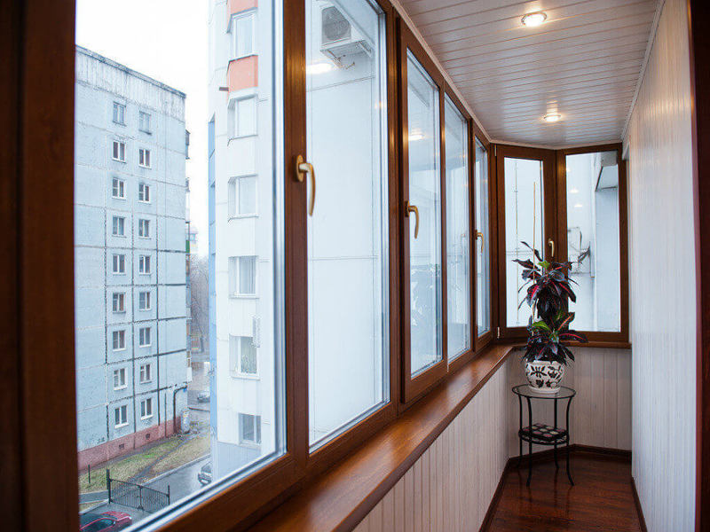 Ремонт на балконе с отделкой стен ПВХ вагонкой и инфракрасным тёплым полом