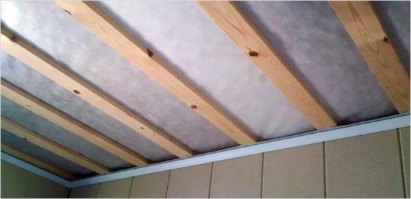 Установка на потолок обрешётки из деревянного бруса 