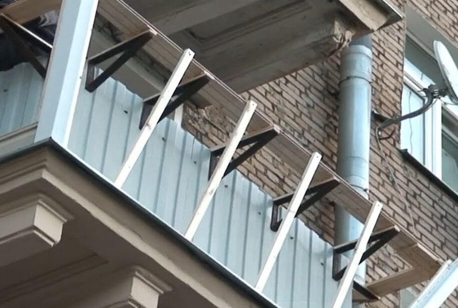 Монтаж на парапет балкона обрешётки