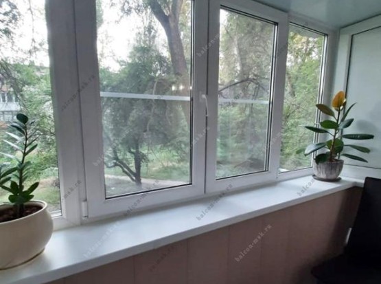 Остекление балкона 3.2х0.75 м с отделкой ПВХ панелями