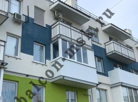 Остекление балкона размерами 3,10х0,8 м с внешней отделкой