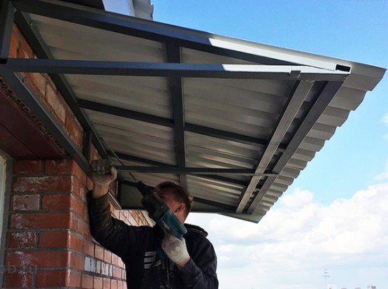 Остекление балкона с крышей и внешней отделкой