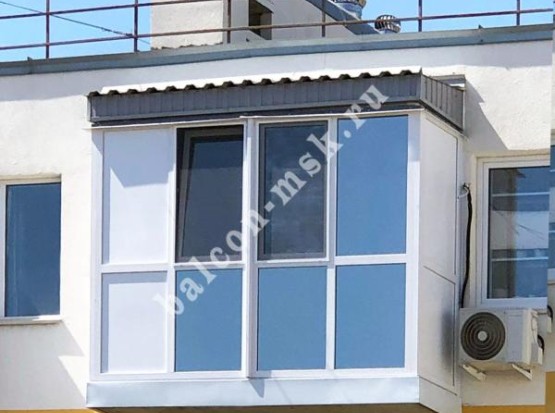 Ремонт балкона с установкой панорамного остекления с тонировкой
