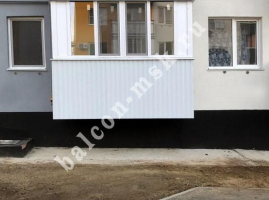 Популярный вариант остекления балкона с внешней отделкой