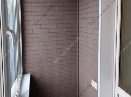 Остекление балкона с отделкой стеновым паркетом