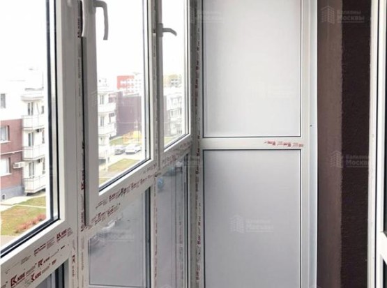 Теплое панорамное остекление балкона с тонировкой