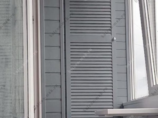 Ремонт балкона вагонкой и паркетом из липы