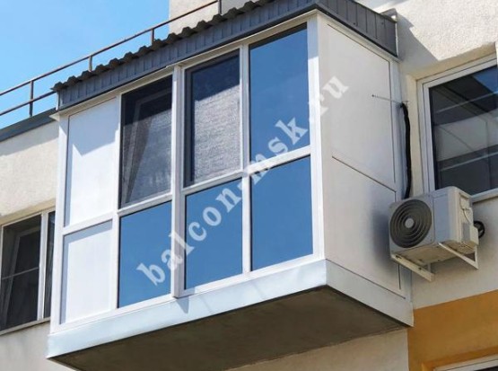 Ремонт балкона с установкой панорамного остекления с тонировкой