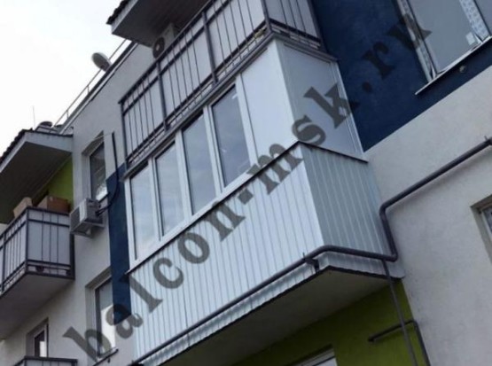 Остекление балкона размерами 3,10х0,8 м с внешней отделкой