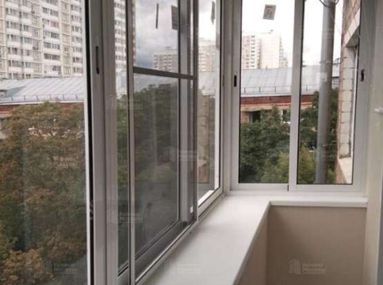 Полутеплое остекление с расширением по подоконнику