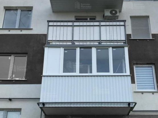Балкон с остеклением, обшивкой профлистом и внутренней отделкой под ключ 