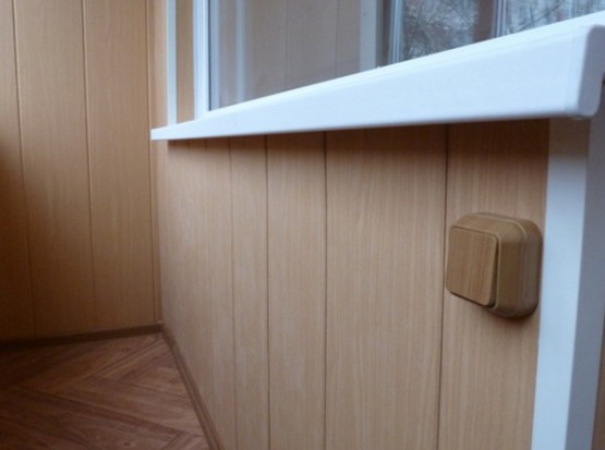 Ремонт стен лоджии МДФ панелями