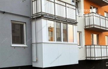 Популярный вариант остекления балкона с внешней отделкой