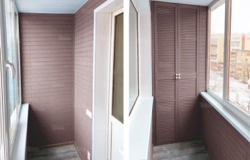 Остекление балкона с отделкой стеновым паркетом