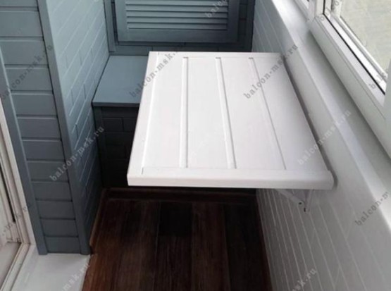 Ремонт балкона вагонкой и паркетом из липы