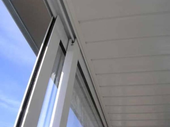 Эконом ремонт балкона 3.1х0.85 м с раздвижными окнами Provedal Эконом ремонт балкона 3.1х0.85 м с раздвижными окнами Provedal