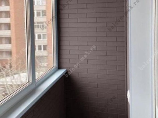 Остекление балкона с отделкой стеновым паркетом