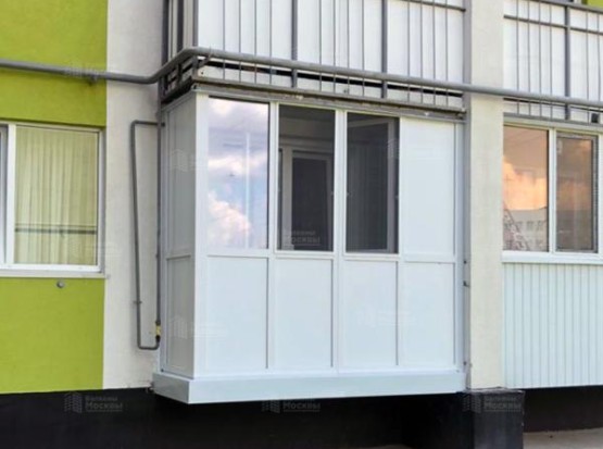 Французское остекление балкона с отделкой: элегантность и приватность