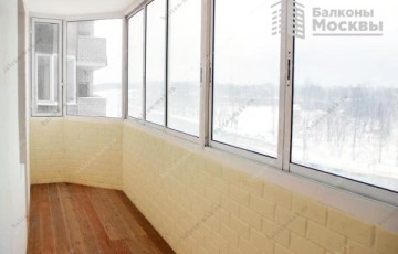 Остекление балкона 5 м. Раздвижная конструкция с отделкой