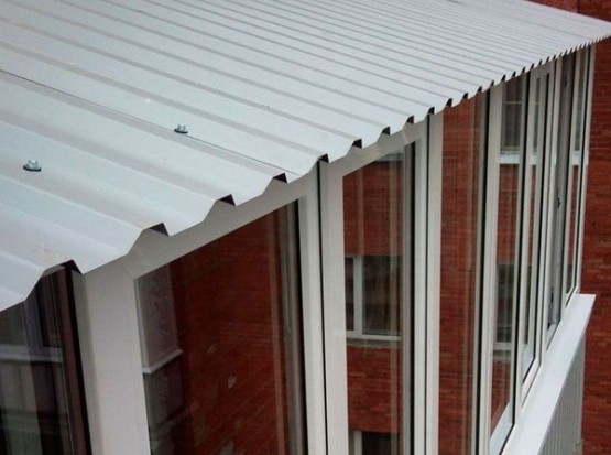 Остекление балкона с крышей и внешней отделкой