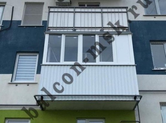 Остекление балкона размерами 3,10х0,8 м с внешней отделкой