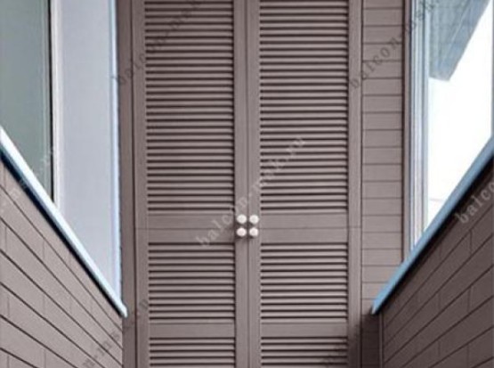 Остекление балкона с отделкой стеновым паркетом