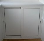 Установка шкафчиков с раздвижными створками