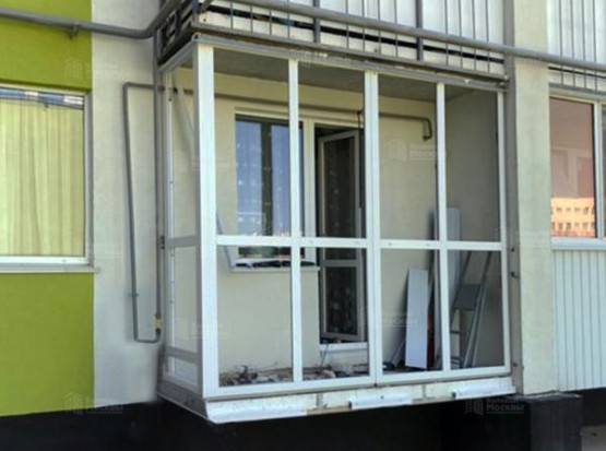 Французское остекление балкона с отделкой: элегантность и приватность