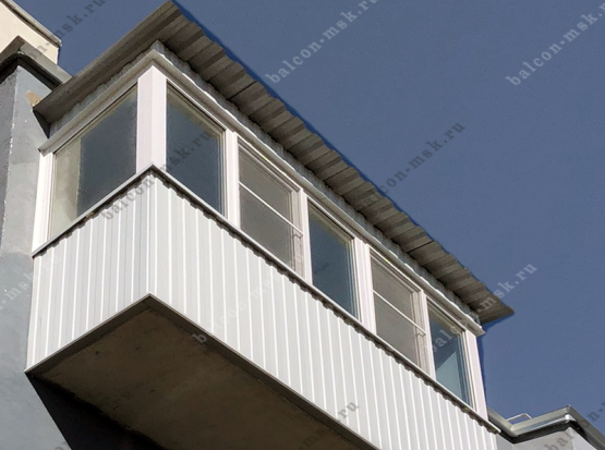 Остекление балкона с крышей в Москве. Фото № 12