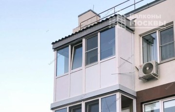 Французское остекление балкона со вставками из сэндвич панелей