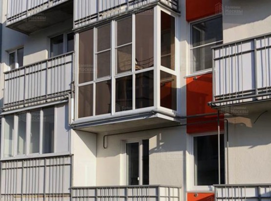  Балкон-витрина с панорамными стеклами и приватной тонировкой