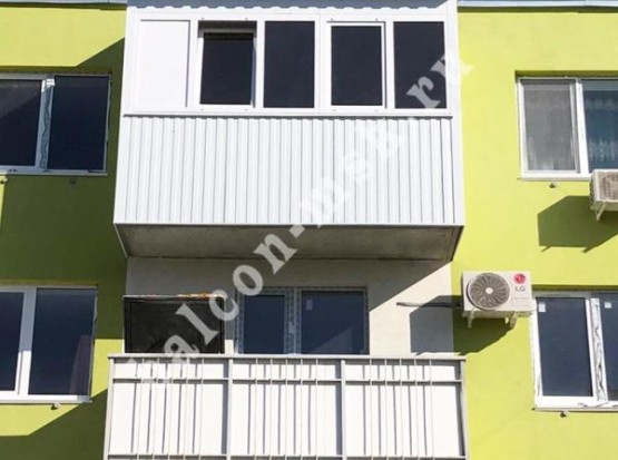 Ремонт балкона с остеклением, обшивкой профнастилом