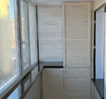 Шкаф с жалюзийными дверцами