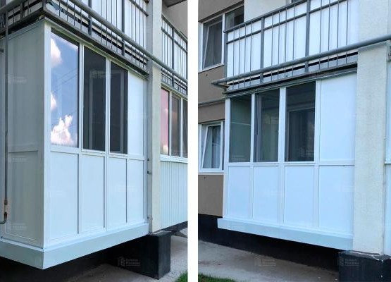 Цена на балкон с французским окнами, цоколем из сэндвич-панелей и отделкой