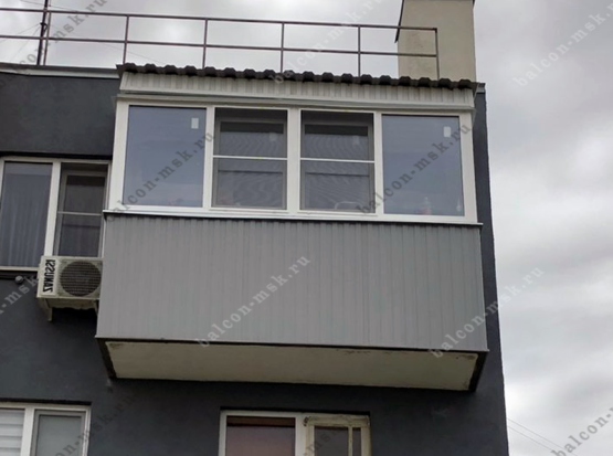 Остекление балкона с крышей в Москве. Фото № 2