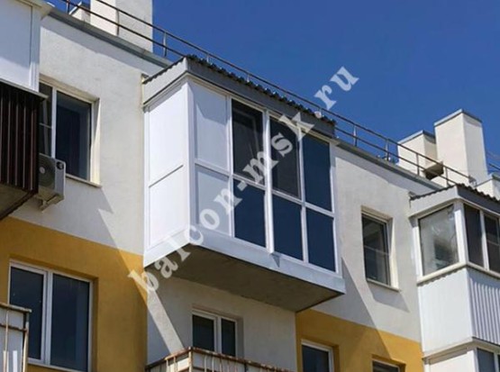 Ремонт балкона с установкой панорамного остекления с тонировкой