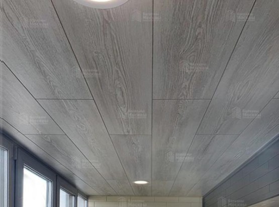 Отделка балкона паркетом из липы и ламинатом Отделка балкона паркетом из липы и ламинатом