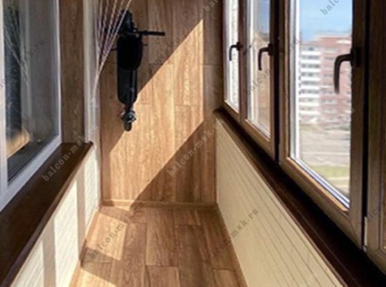 Ремонт балкона ламинатом и стеновым паркетом