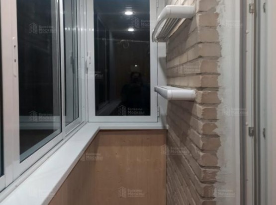 Полутеплое раздвижное остекление балкона с внешней отделкой профлистом