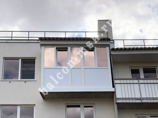 Ремонт П-образного балкона. Остекление и отделка короед