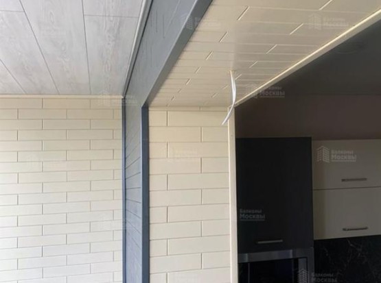 Отделка балкона паркетом из липы и ламинатом Отделка балкона паркетом из липы и ламинатом