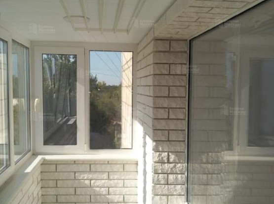 Остекление балкона 3,2х1,0 м с отделкой декоративной плиткой 