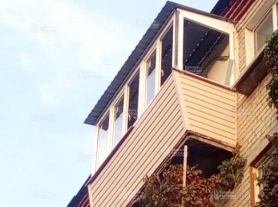 Остекление балкона с расширением по парапету