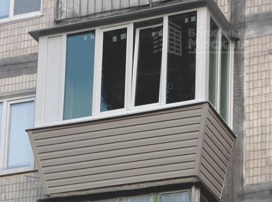 Остекление балкона с выносом (цена с пластиковыми окнами)