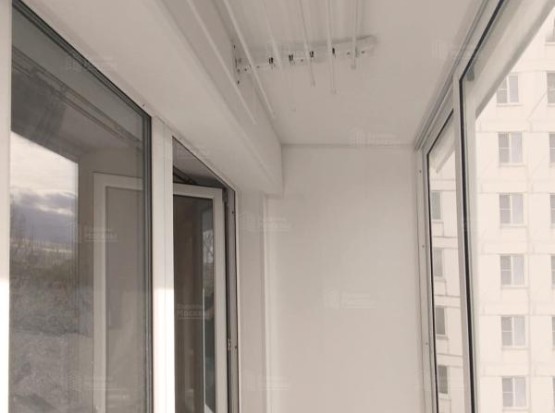 Холодное остекление балкона с отделкой ПВХ панелями