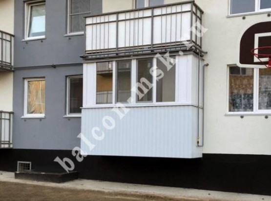 Популярный вариант остекления балкона с внешней отделкой