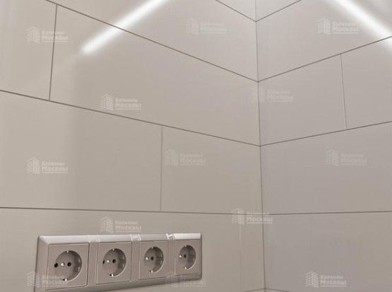 Отделка балкона ламинированными ПВХ панелями и ламинатом