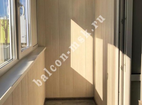 Ремонт балкона с остеклением, обшивкой профнастилом